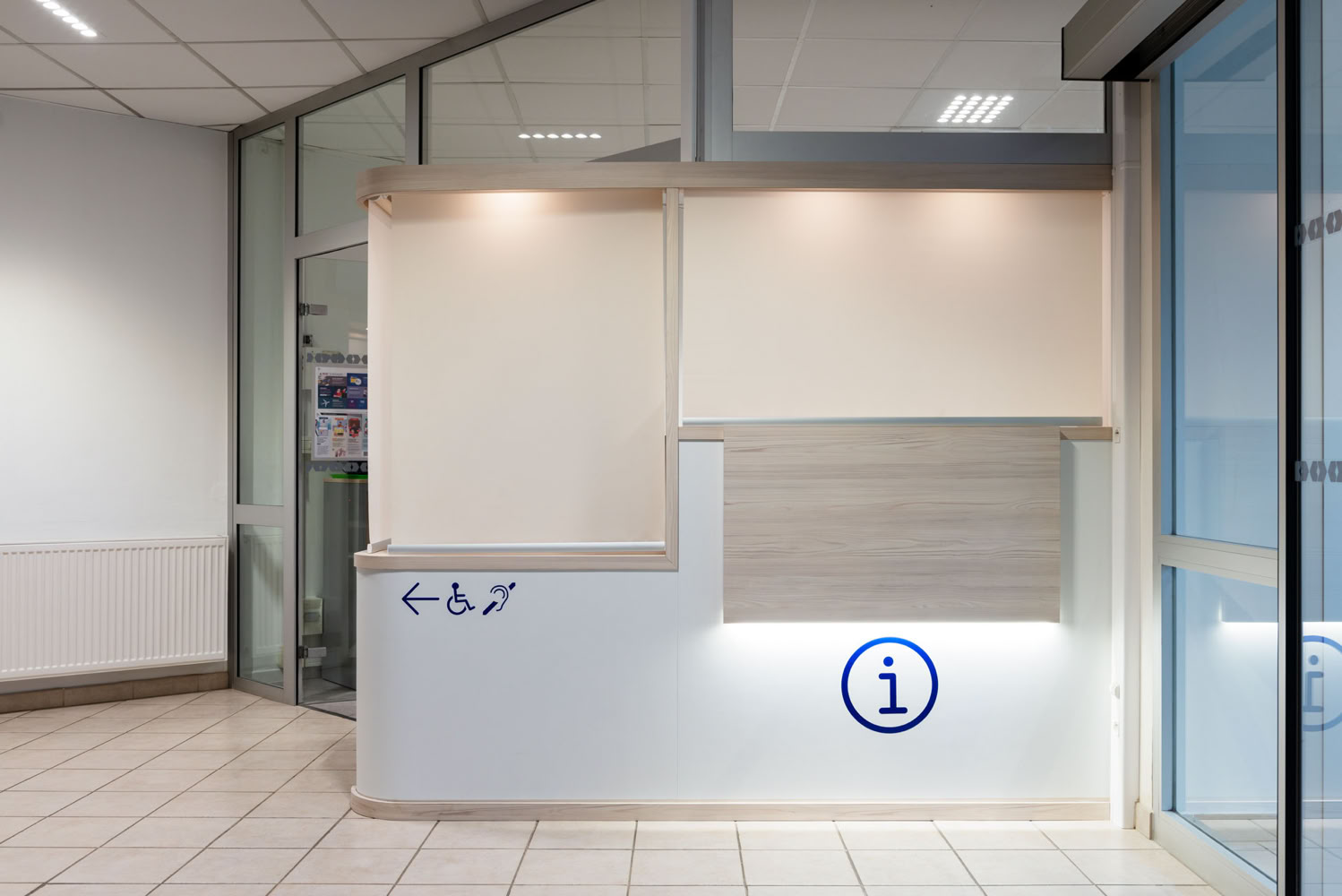 Comptoir d'accueil épuré avec éclairage LED intégré, projet de rénovation ERP signé Guillaume Steffanus, Moselle.