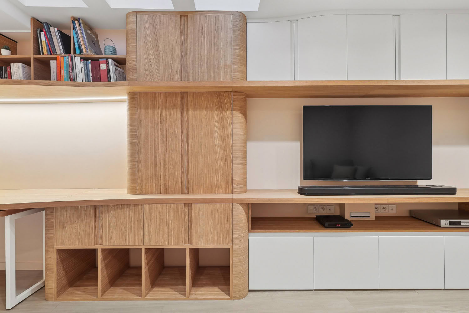 Agencement de salon sur mesure en chêne et blanc avec meuble TV intégré, réalisé par Guillaume Steffanus à Metz (57).