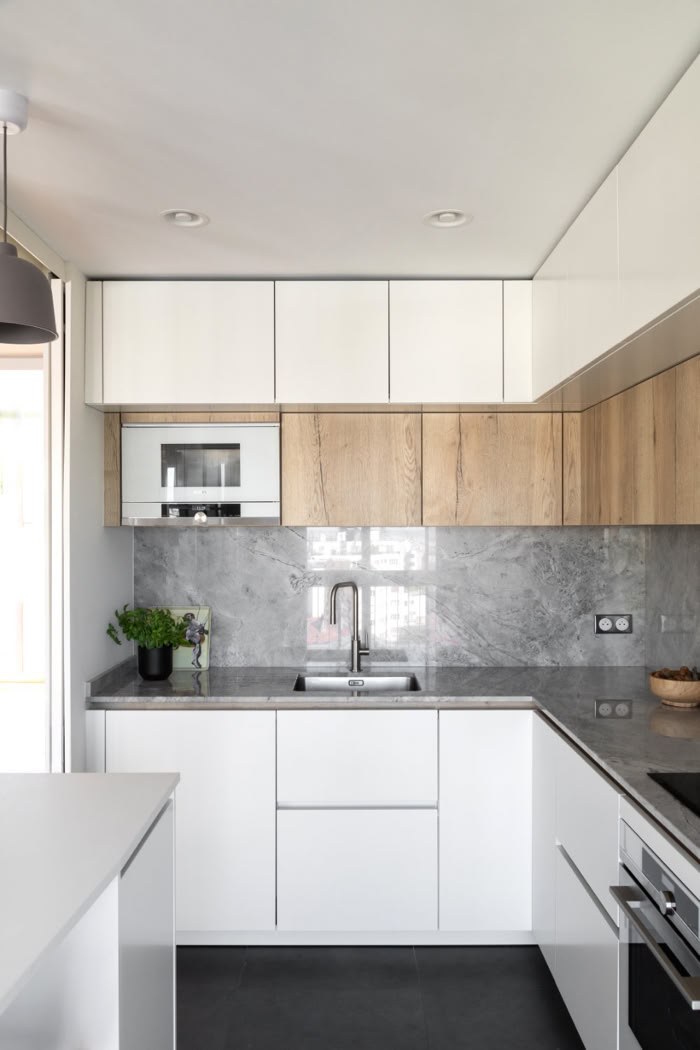 Aménagement d'une cuisine contemporaine optimisée dans un appartement parisien, réalisation signée Guillaume Steffanus (GSAI Metz).