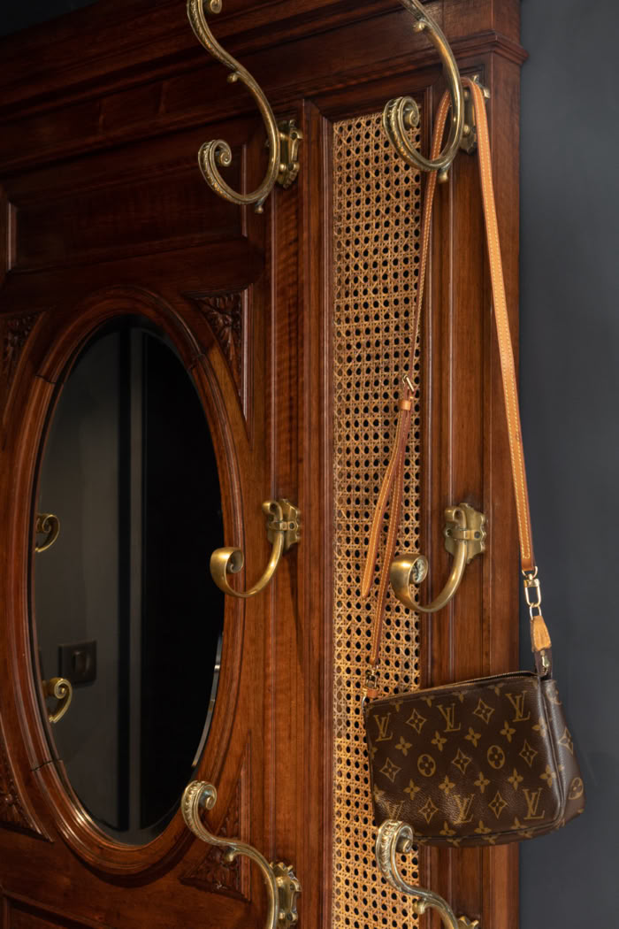Intégration harmonieuse d'un meuble de famille ancien dans une architecture d'intérieur résolument contemporaine.