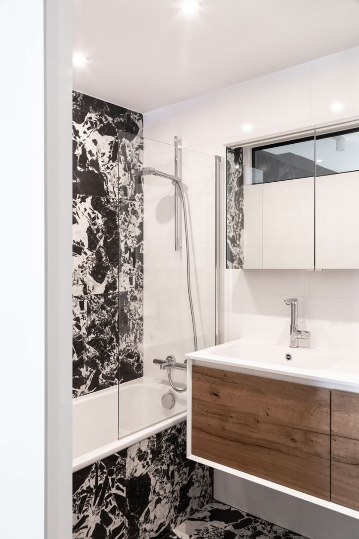Aménagement contemporain d'une salle de bain avec meuble double vasque et finitions élégantes.