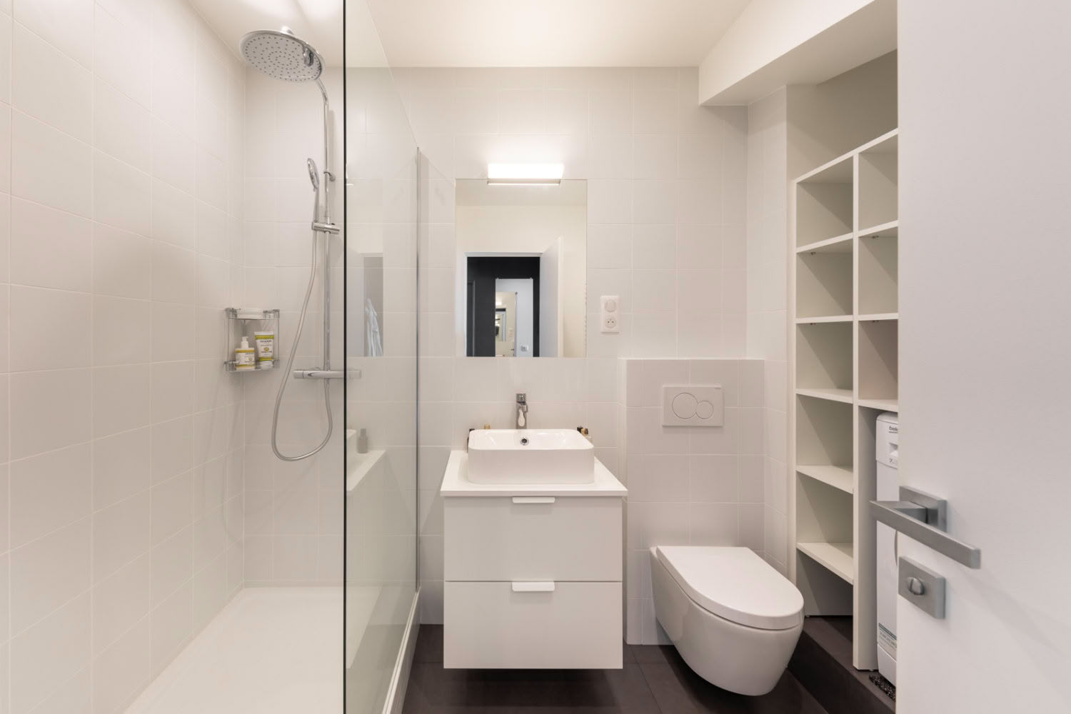 Salle de bain ergonomique avec placard technique et finitions contemporaines, projet en Moselle Est.