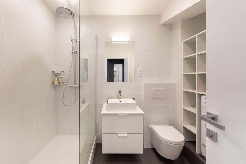 Salle de bain ergonomique avec placard technique et finitions contemporaines, projet en Moselle Est.