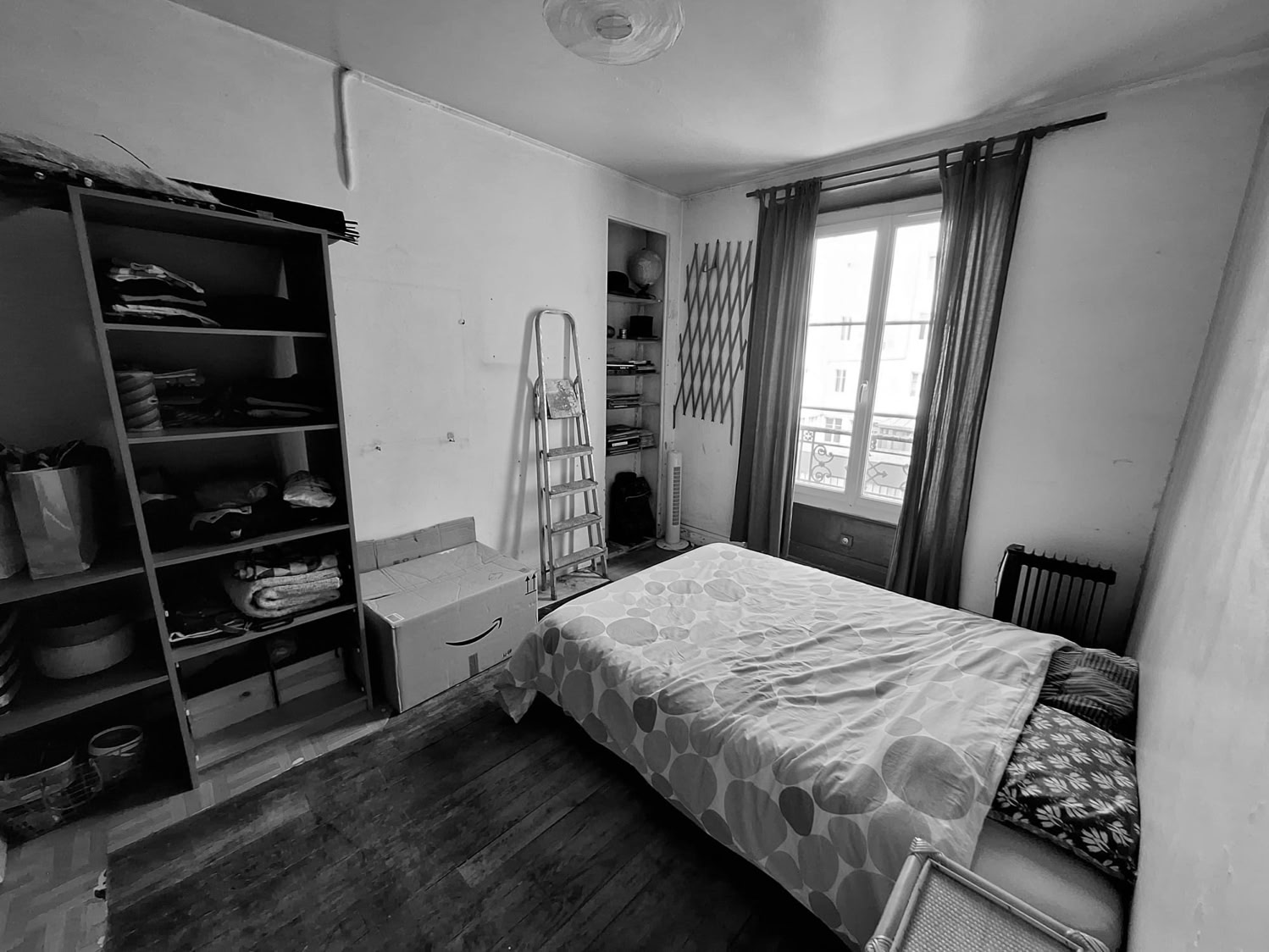 Vue d'ensemble montrant la vétusté des sols et des murs avant rénovation lourde.