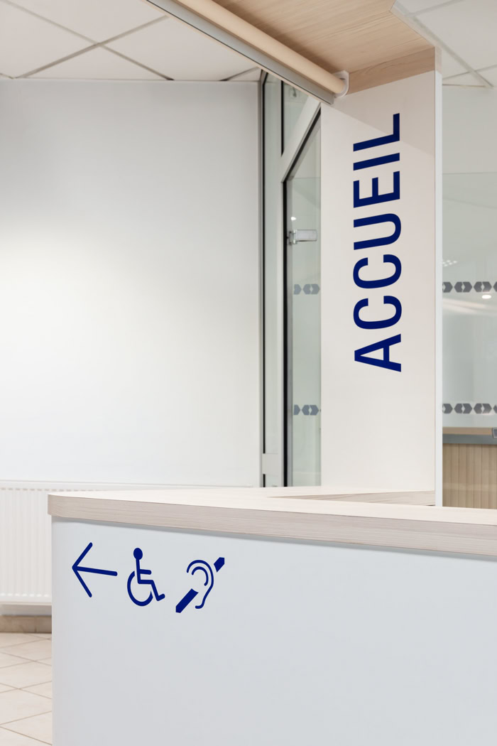  Banque d'accueil design avec signalétique PMR, projet de rénovation ERP réalisé par Guillaume Steffanus, architecte d'intérieur à Metz, Moselle. 
