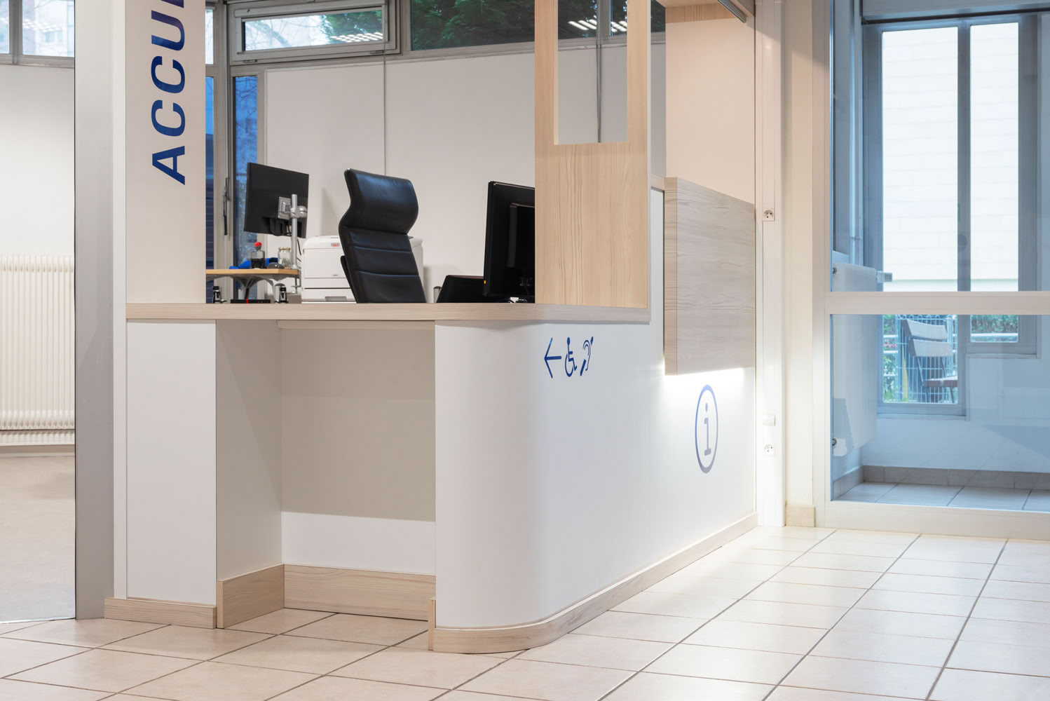 Zone d'accueil PMR : allier respect des normes et design institutionnel.