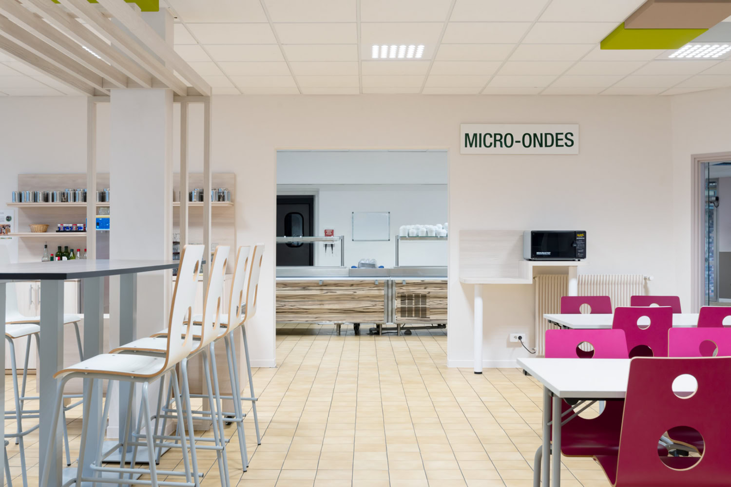 Coin cuisine et cafétéria pour personnel et étudiants, agencement fonctionnel pour ERP par Guillaume Steffanus, Metz. 