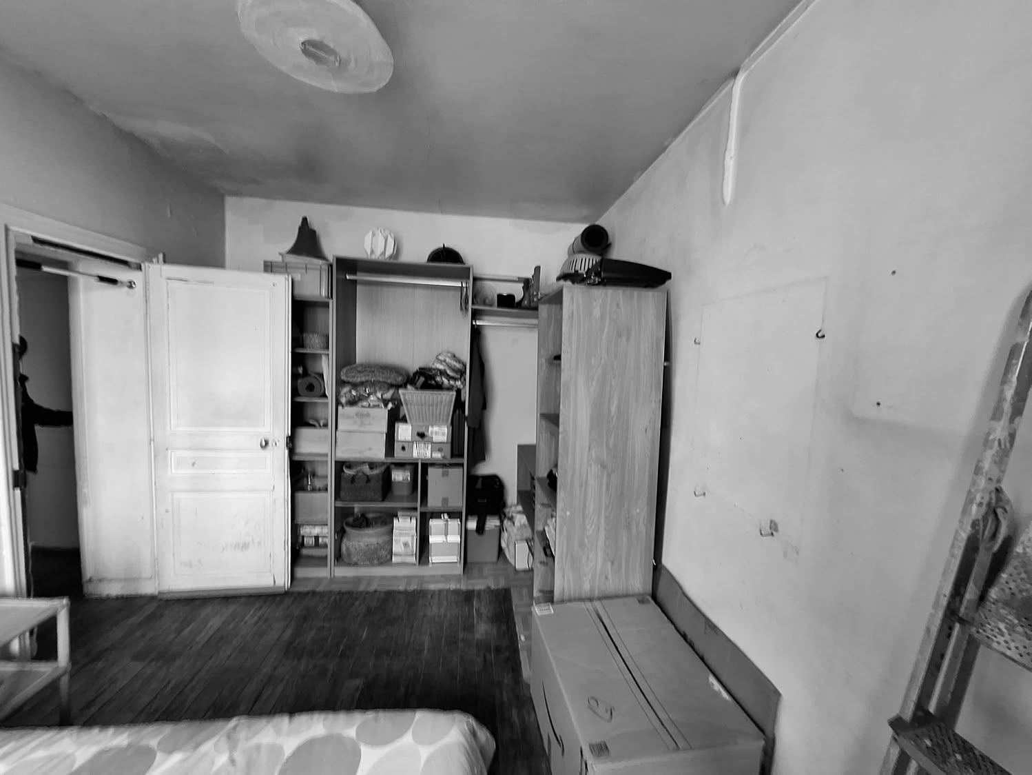 Chambre encombrée avant travaux, révélant un manque de rangements intégrés.