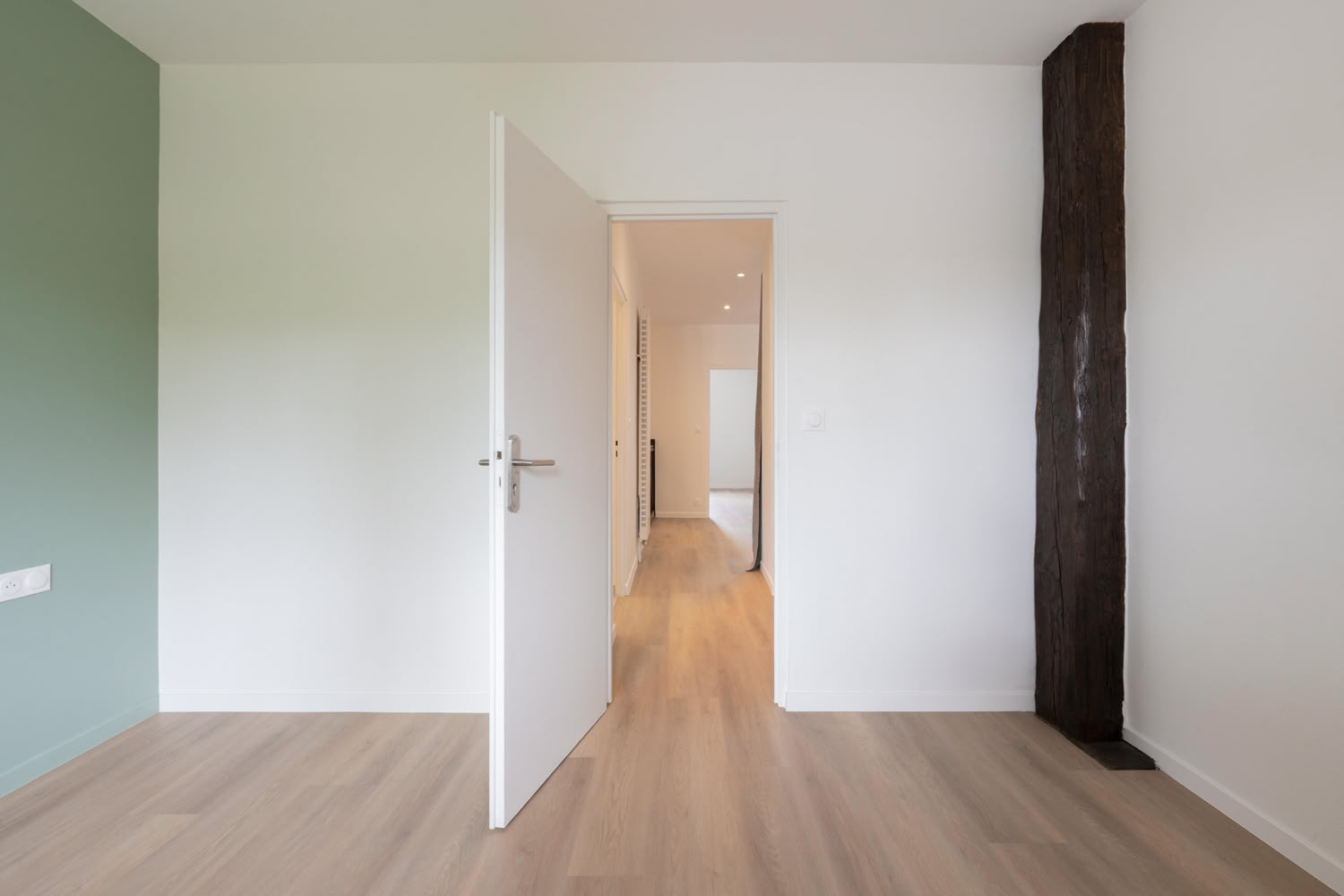 Rénovation chambre avec parquet LVT et poteau en bois conservé, décoration intérieure Moselle.