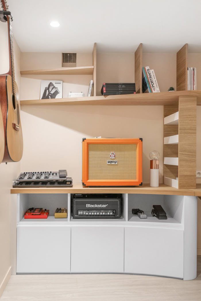 Aménagement d'un coin musique avec étagères pour vinyles et niche pour amplificateur, agencement en Lorraine.