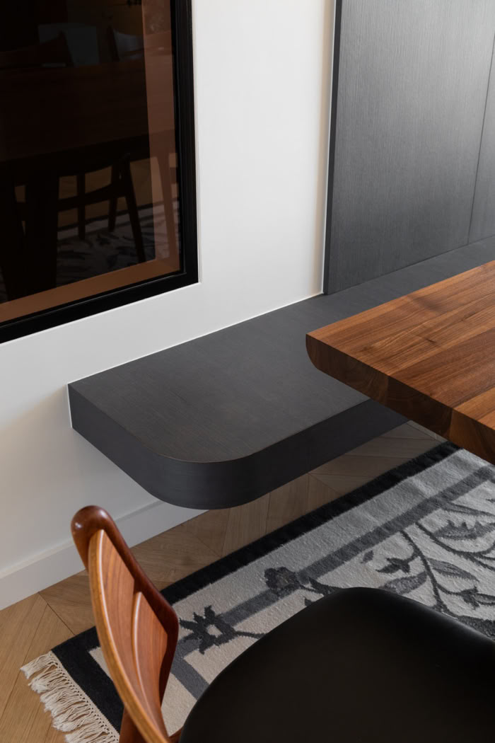Détail de mobilier sur mesure en chêne cendré par un maître d’œuvre.