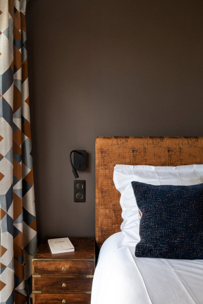 Détail de décoration et tête de lit dans la chambre parentale, pensée pour le confort et l'intimité du couple.