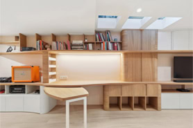 Zoom sur le plateau de bureau courbe escamotable en chêne massif, agencement intérieur design à Metz.