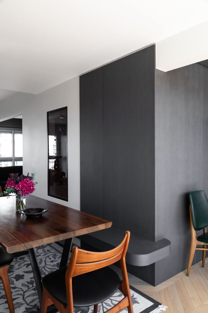 Détail de menuiserie sur mesure en chêne cendré, habillant les murs de la zone repas.