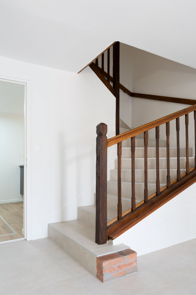 Restauration d'un escalier traditionnel en bois dans un projet de réhabilitation à Metz.