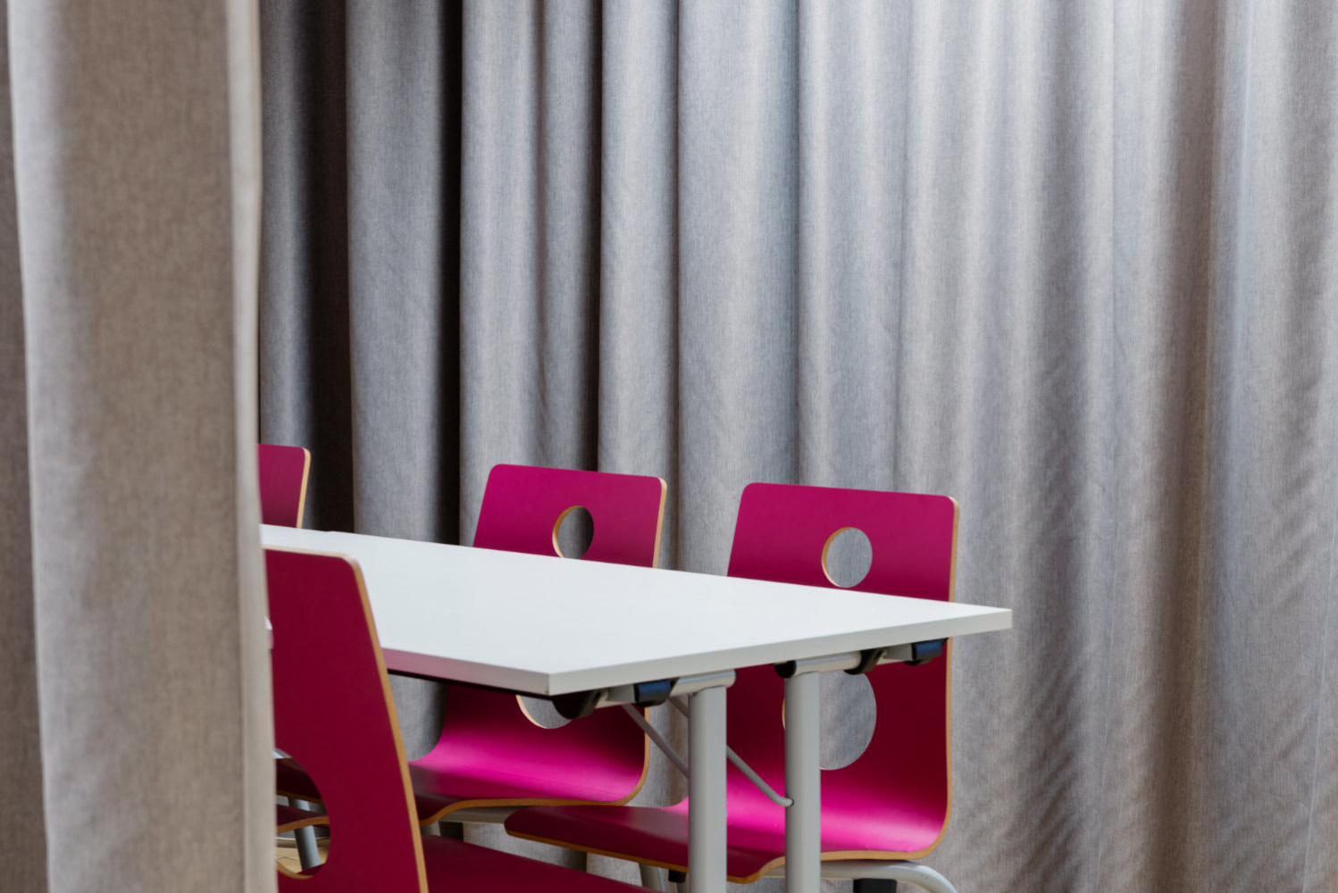 Focus sur les matériaux et textiles acoustiques utilisés pour la rénovation de bureaux en Moselle. 