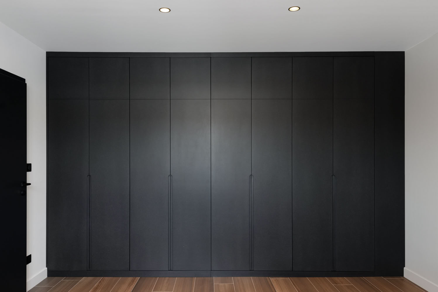 Dressing minimaliste noir toute hauteur avec système push-to-open, menuiserie sur mesure Moselle.