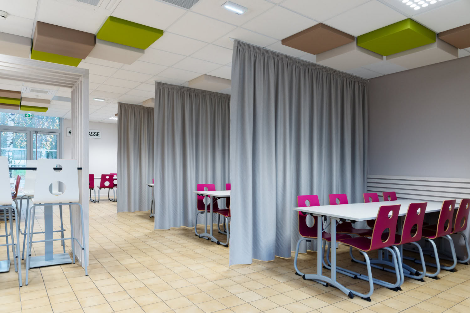 Zones de travail partagées avec rideaux de séparation acoustique, bureau d'étude architecture d'intérieur Metz. 