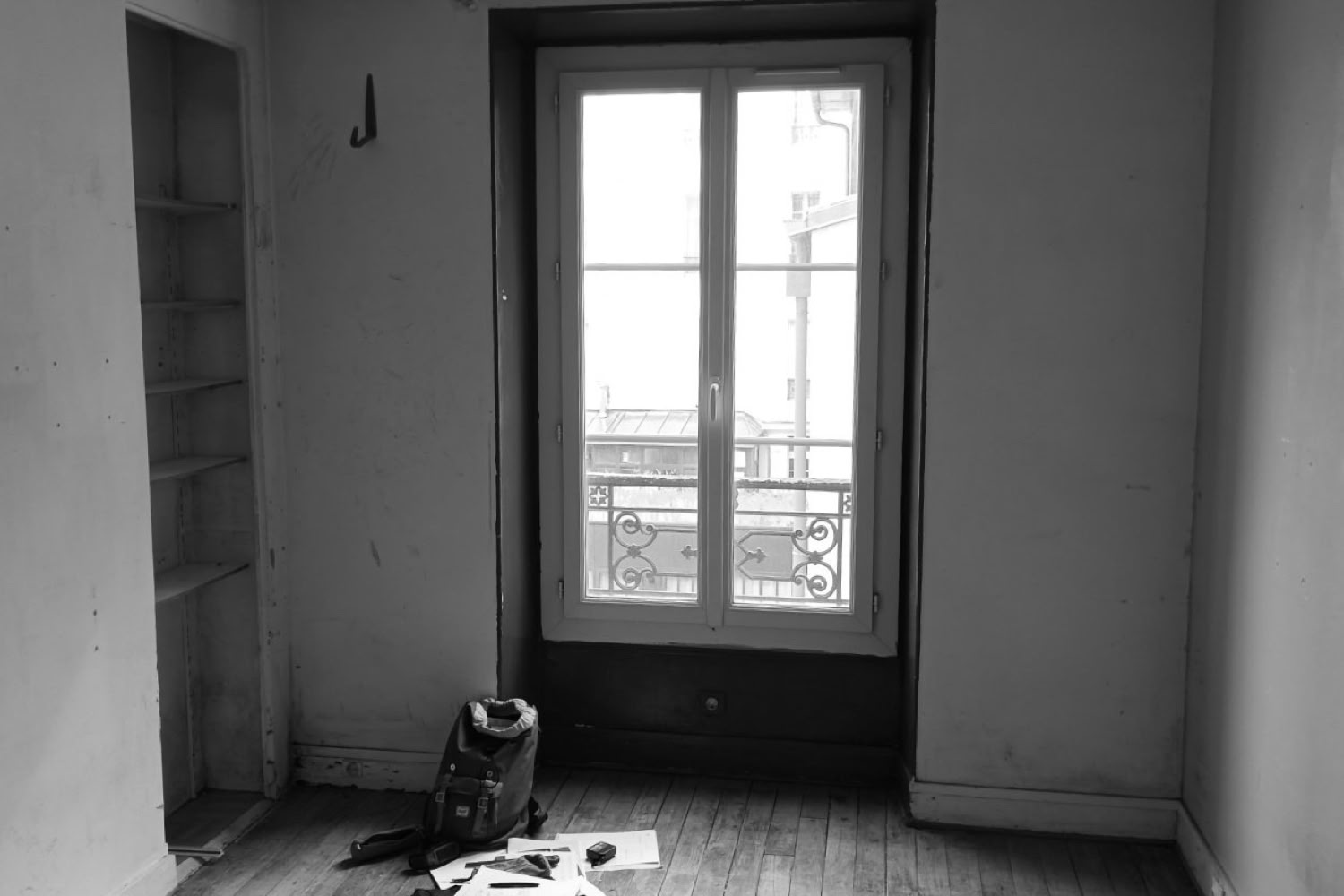 Chambre avant intervention : menuiseries d'origine peu isolantes.