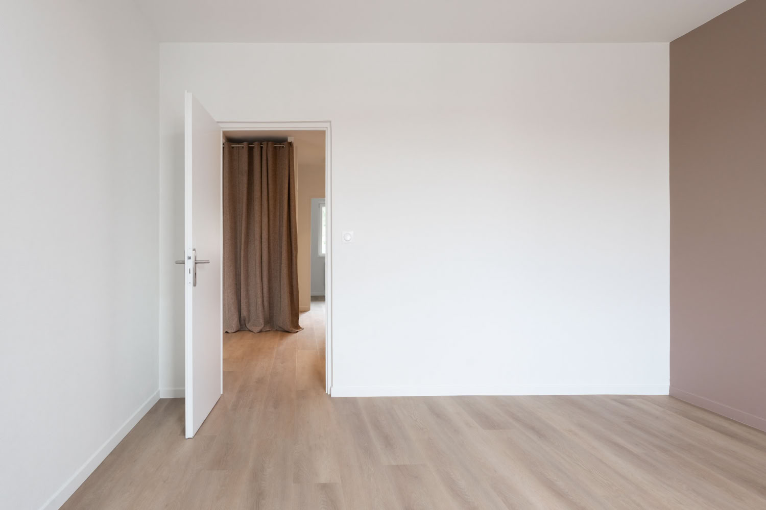 Détail des finitions : pose de parquet et mise en peinture d'une chambre, rénovation Moselle Est.