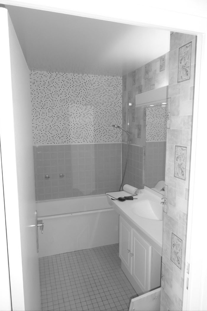 Espace sanitaire vétuste avec baignoire avant transformation en salle d'eau contemporaine.