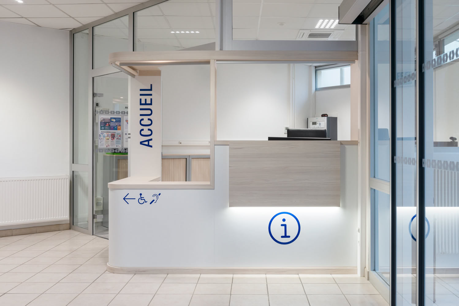 Conception d'un espace d'accueil moderne et accessible pour l'IRA de Metz, architecture d'intérieur et rénovation d'établissement public en Moselle. 