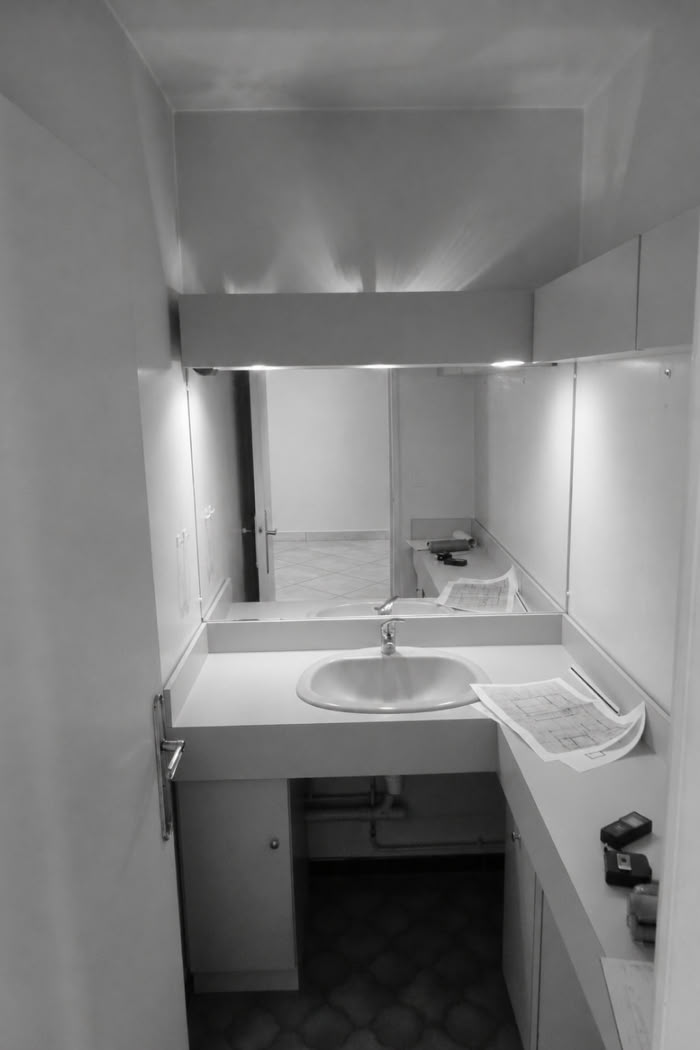 Cabinet de toilette d'origine avec meuble vasque avant rénovation architecturale.