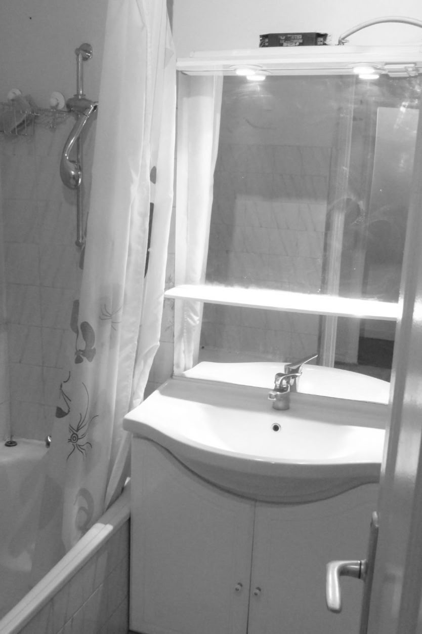 Salle de bain vétuste avant rénovation, appartement Art Déco à Paris par Guillaume Steffanus.