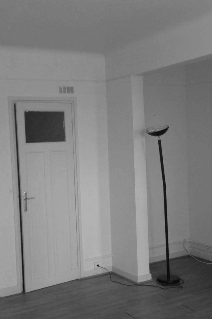Séjour cloisonné, vétuste et sombre avant rénovation architecturale.
