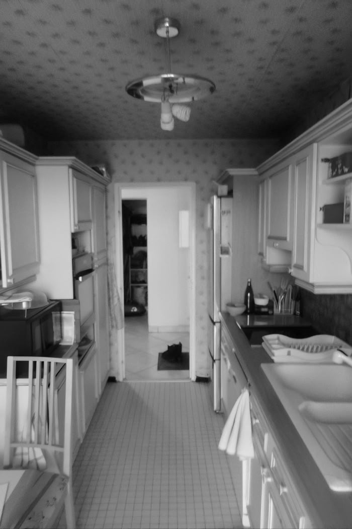 Cuisine en couloir étroite avant rénovation, appartement des années 1970 à Paris par Guillaume Steffanus.
