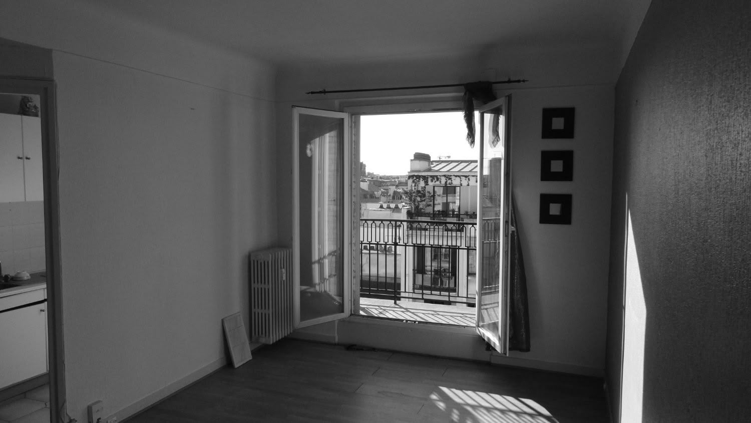 Séjour cloisonné avant transformation en pièce de vie lumineuse et contemporaine.