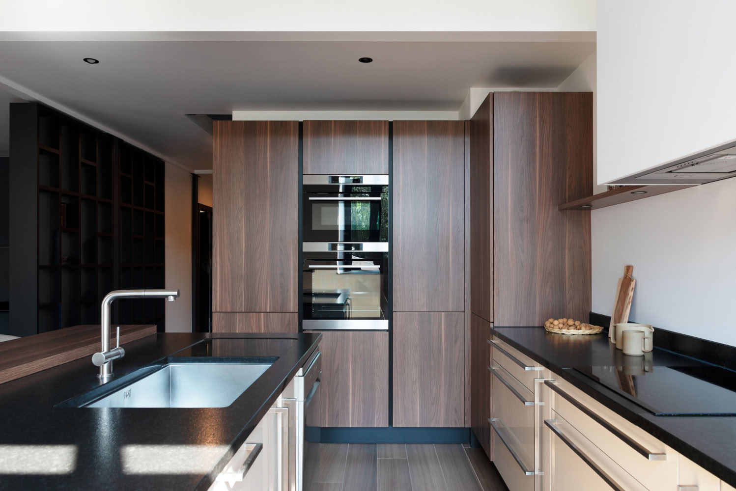 Détail mobilier sur mesure et électroménager encastré dans cuisine minimaliste, agencement intérieur Thionville.