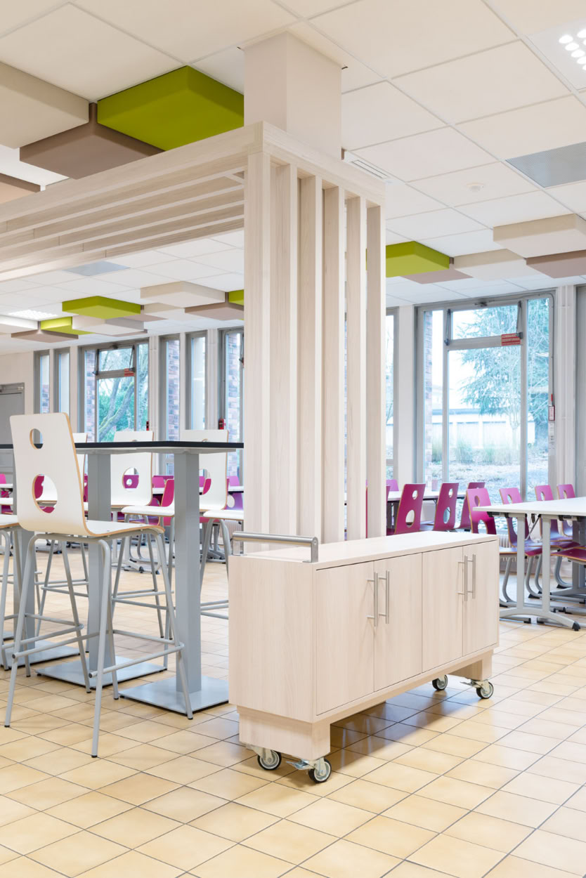 Meuble de rangement sur roulettes et claustra en bois clair, mobilier sur mesure pour espace professionnel en Moselle Est.