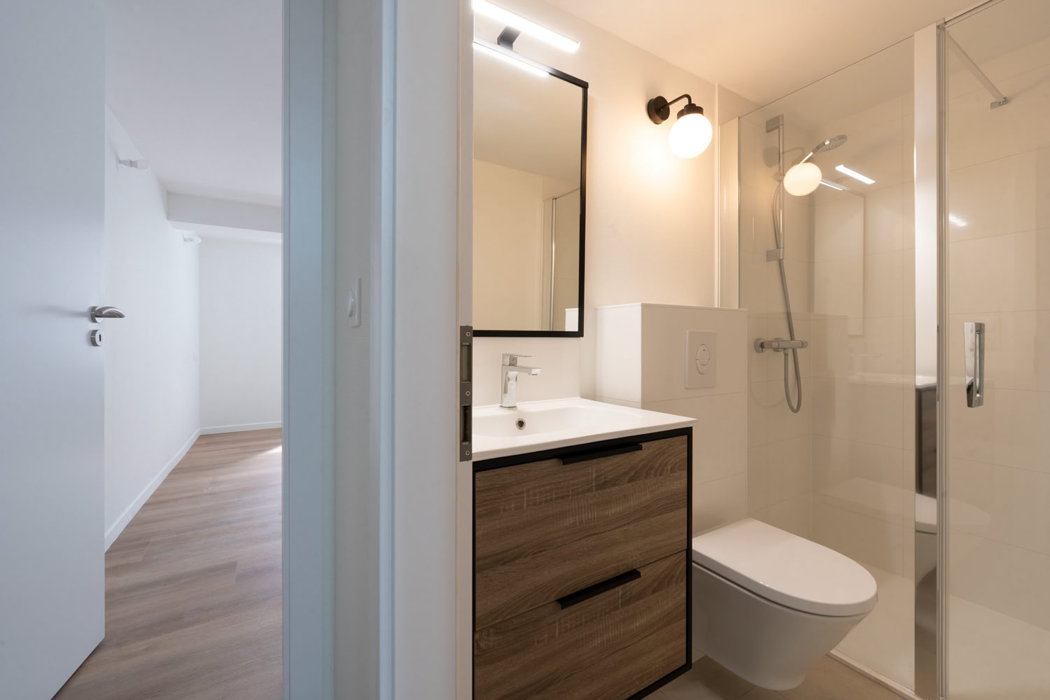 Rénovation d'une petite salle de douche compacte avec meuble bois, aménagement intérieur Moselle Est.