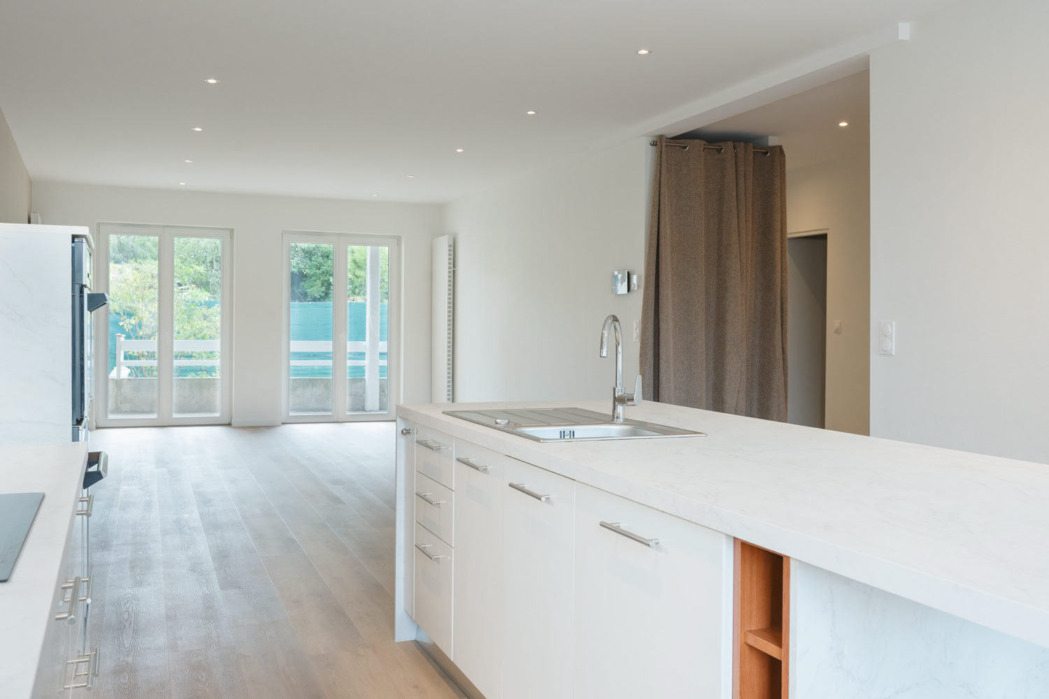 Zoom sur le plan de travail et l'évier d'une cuisine sur mesure, architecte d'intérieur à Metz.