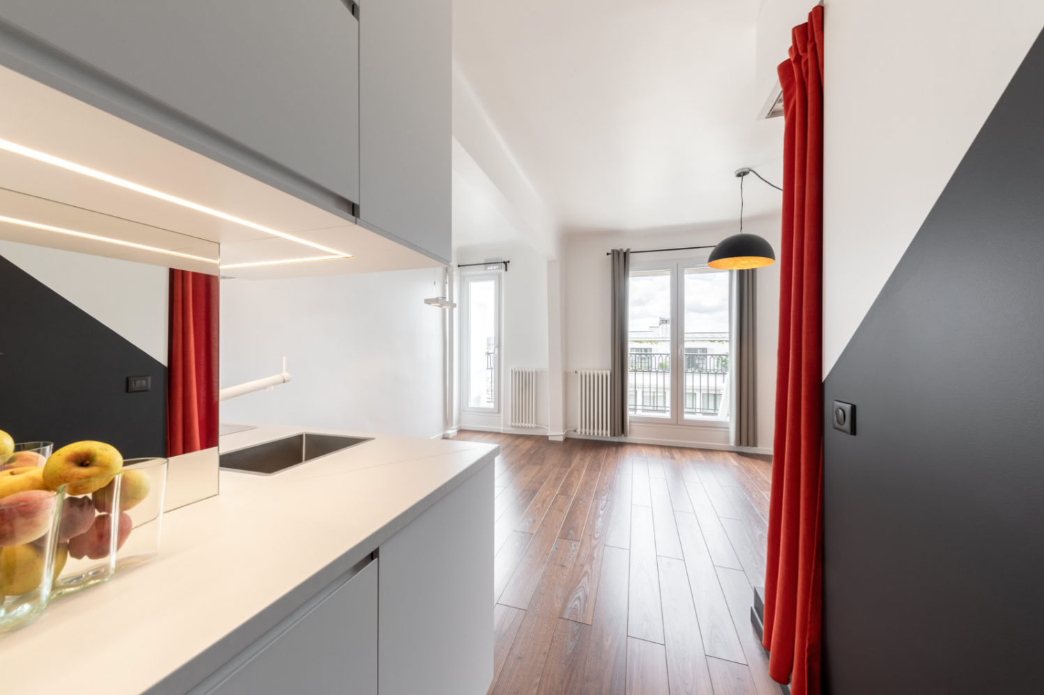 Rénovation complète d'un espace de vie avec vue panoramique et circulations fluides.