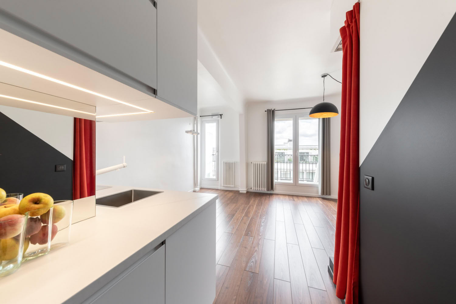 Rénovation complète d'un espace de vie avec vue panoramique et circulations fluides.