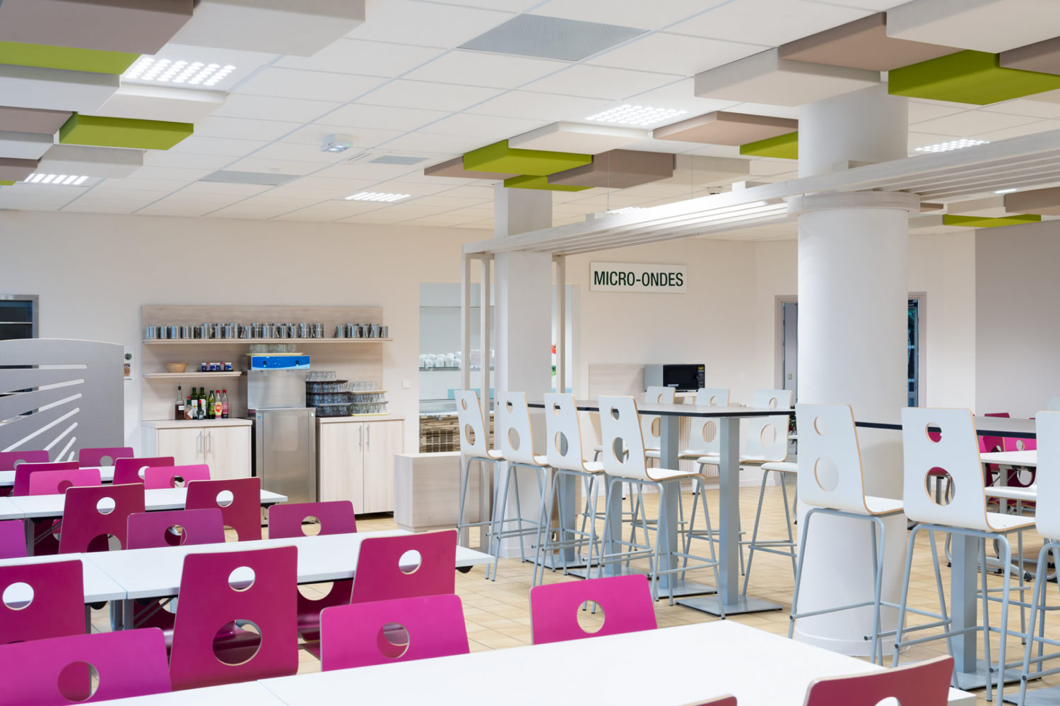 Design d'espace moderne alliant couleurs vives et bois, architecte d'intérieur spécialisé en aménagement professionnel en Moselle Est. 