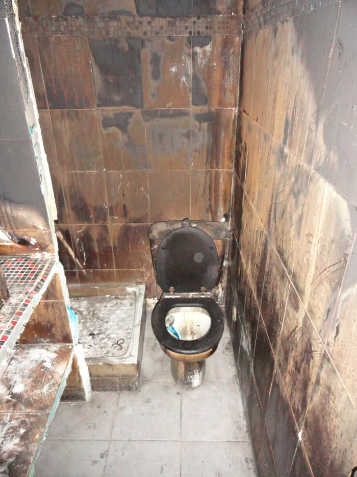 Salle de douche incendiée, avant travaux de rénovation totale