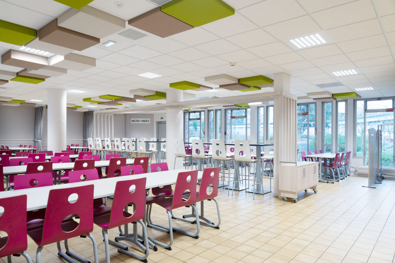 Aménagement d'une grande salle de restauration avec dalles acoustiques colorées, décoration d'intérieur pour collectivités à Metz.