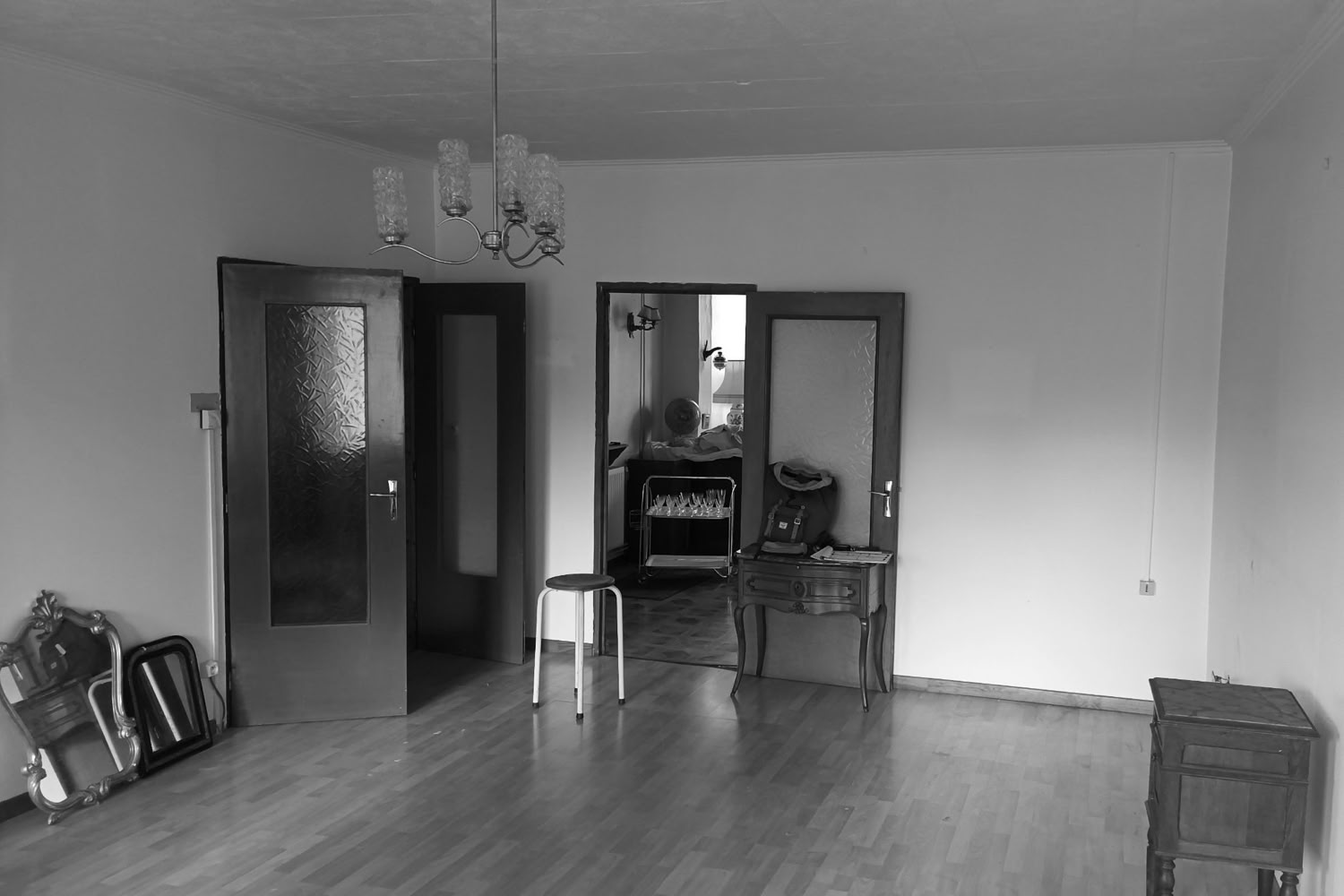 Grand séjour avec parquet flottant avant décloisonnement par un architecte d'intérieur.