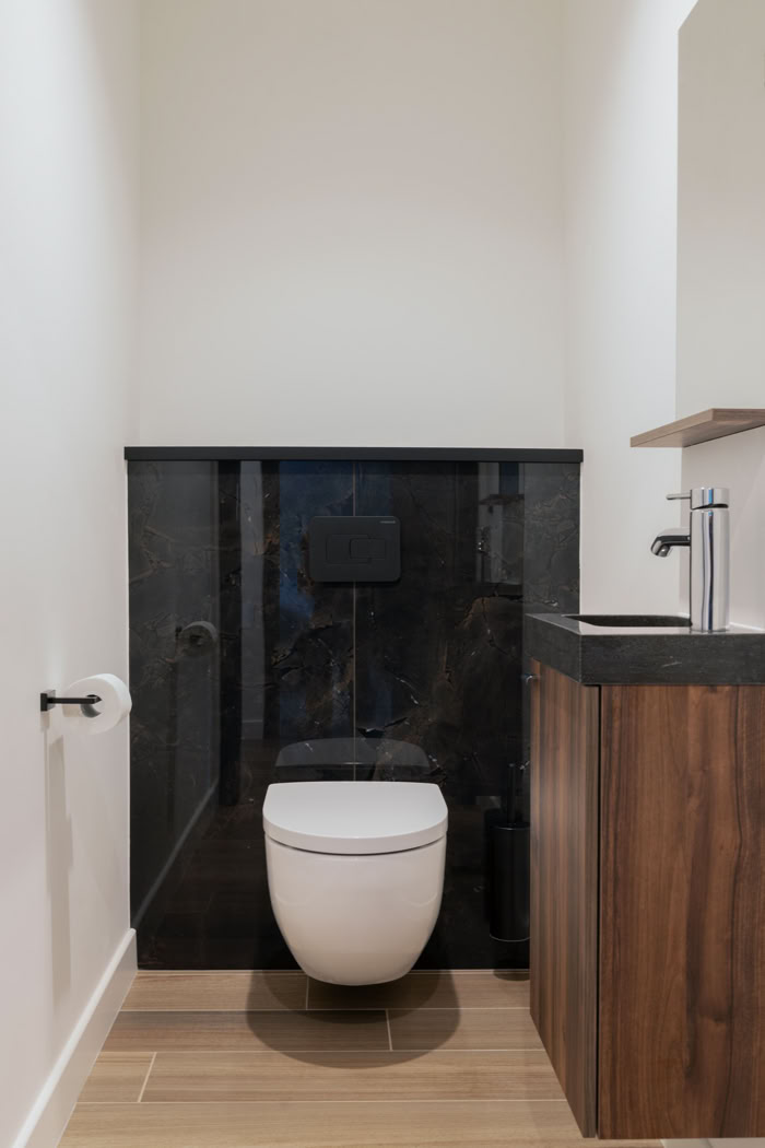 WC suspendus design avec mur noir et lave-mains en bois sur mesure, décoration toilettes haut de gamme Metz, par Guillaume Steffanus, architecte d’intérieur en Moselle.