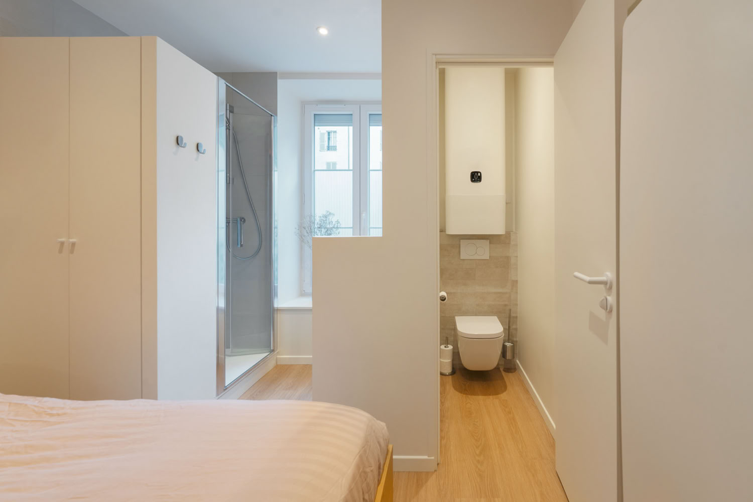 Création de WC séparés avec chauffe-eau intégré, rénovation technique d'un appartement.